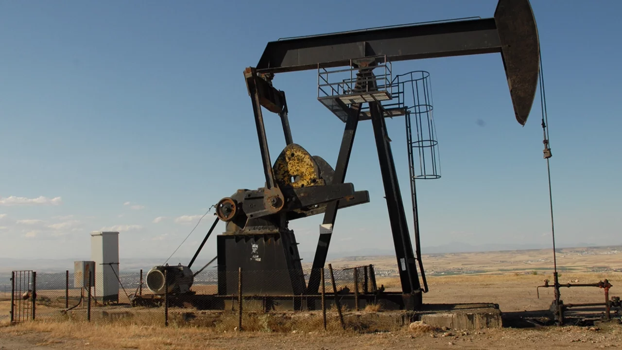 Petrol fiyatlarında sert düşüş: Hürmüz kararı piyasaları etkiledi