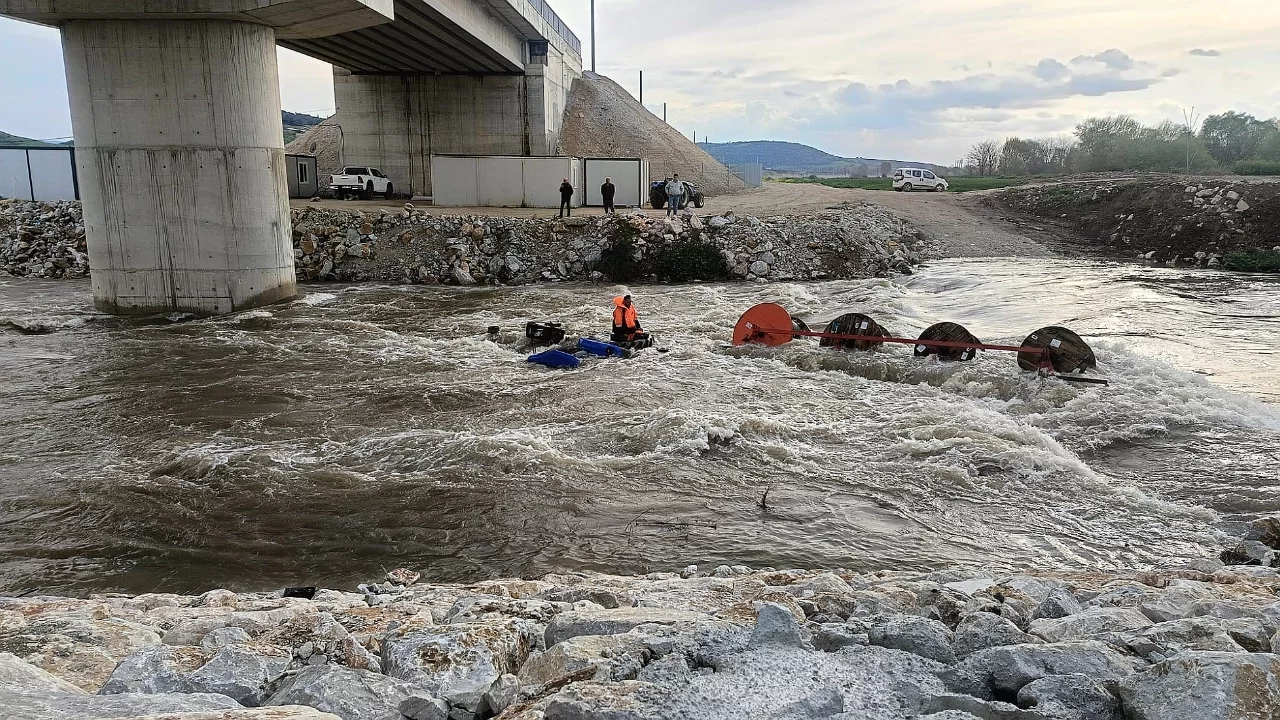 Bursa'da dereyi geçmeye çalışan traktör devrildi: 10 işçi kurtarıldı