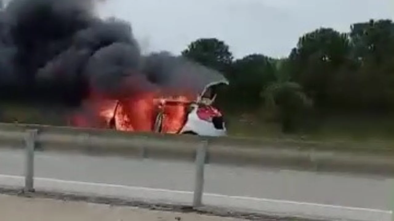 Bursa'da seyir halindeki otomobil alev aldı