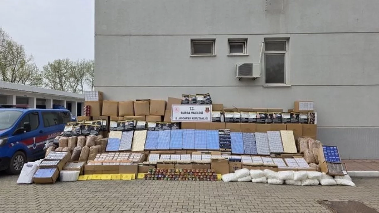 Bursa'da kaçak tütün operasyonu: Milyonlarca makaron ele geçirildi