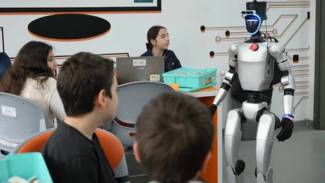 Türkiye'nin ilk "nüfuslu" robotu göreve başladı