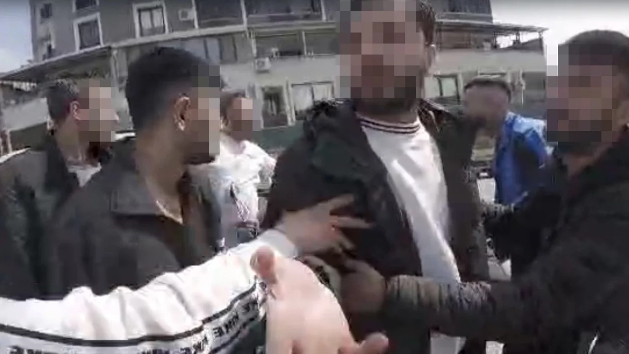 Korna çaldı, saldırıya uğradı: Şok görüntüler kamerada