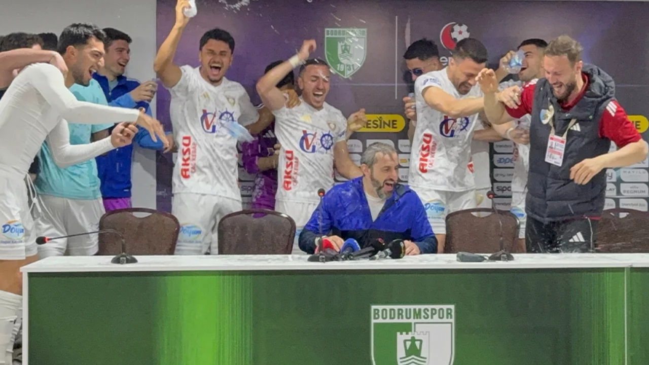 Erzurumspor FK Süper Lig'de: Basın Toplantısına Su Baskınlı Kutlama