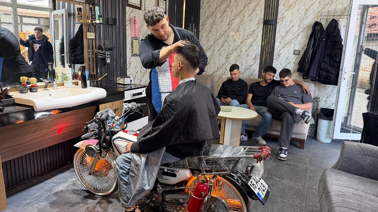 Bursa'da Berberden Yaratıcı Fikir: Motosiklet Koltuk Oldu