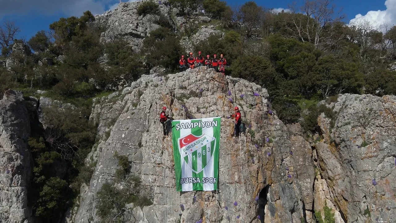 Zirvede Bursaspor bayrağı: Tatbikatta anlamlı görüntü