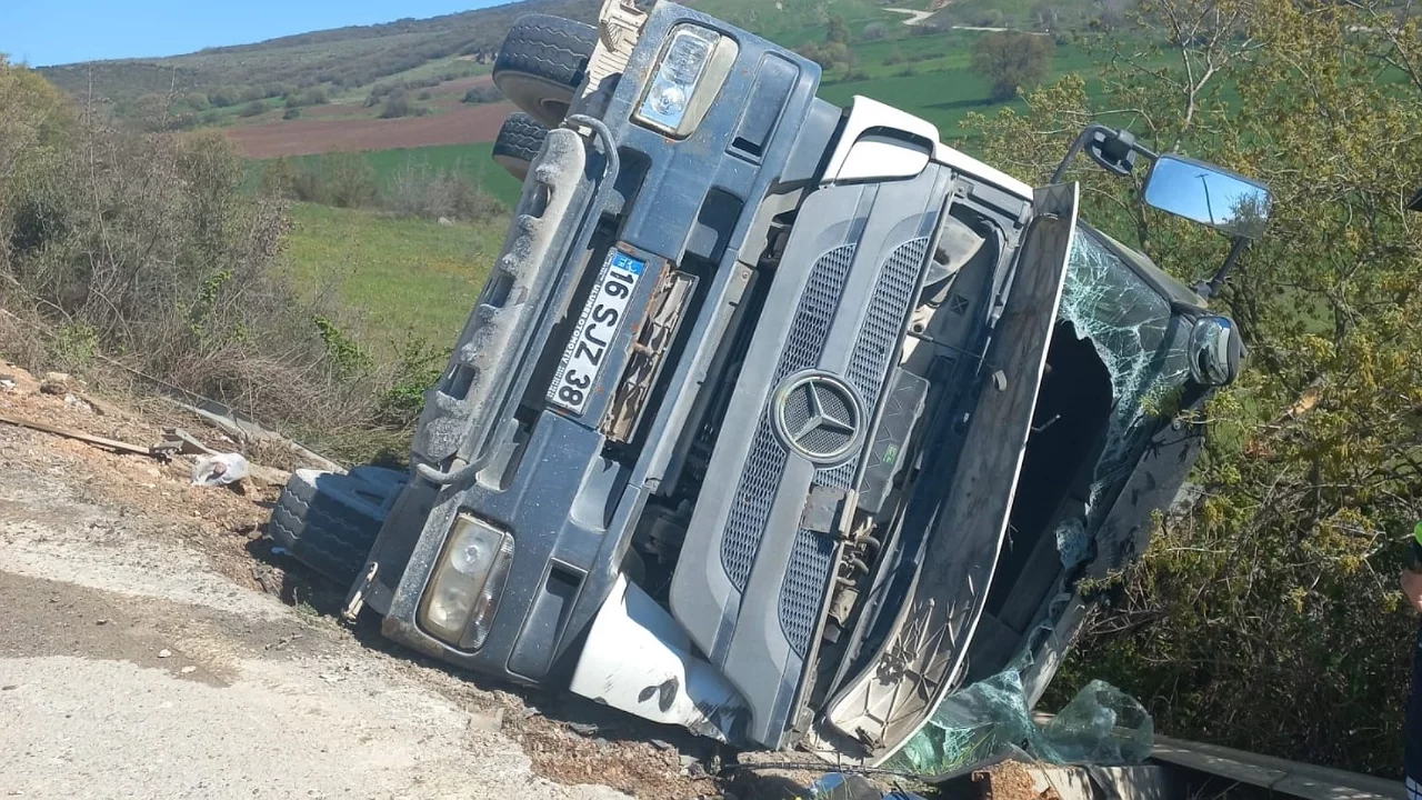 Beton mikseri şarampole yuvarlandı: Sürücü yaralandı