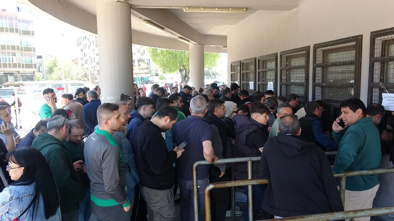 Bursaspor kombinelerine büyük ilgi, taraftar saatlerce kuyrukta bekledi