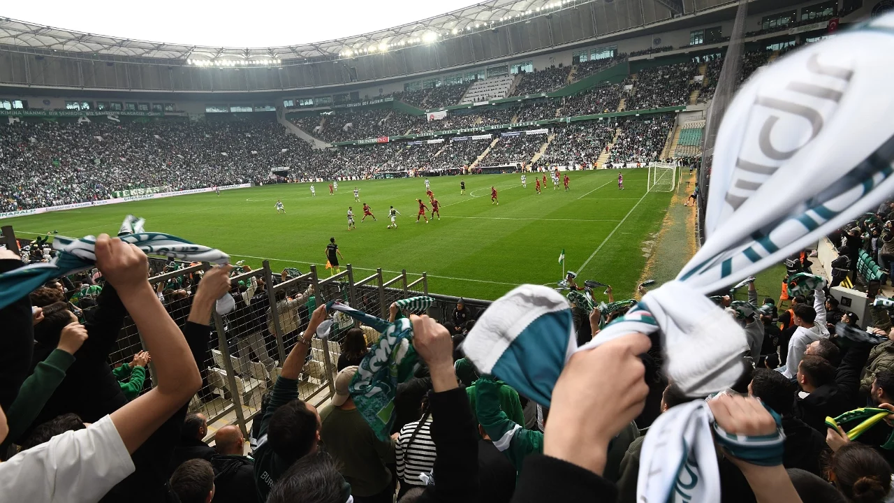 Bursaspor Tribünlerinde Kardeşlik ve Coşku Bir Arada