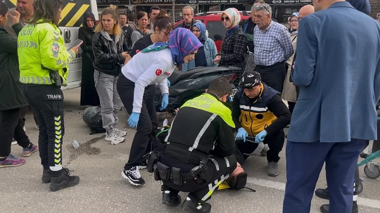 Bursa'da servis kazası: Motosikletteki 2 kişi yaralandı