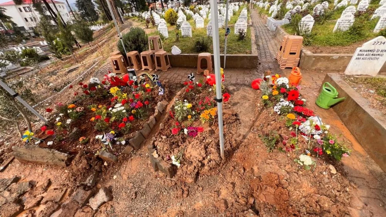 Saldırıda hayatını kaybeden çocukların mezarlarına yürek burkan notlar