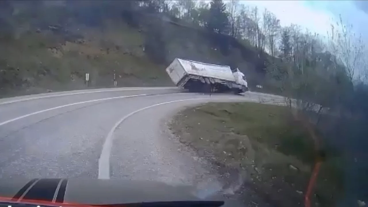 Bursa'da su yüklü tır devrildi: Sürücü yaralandı