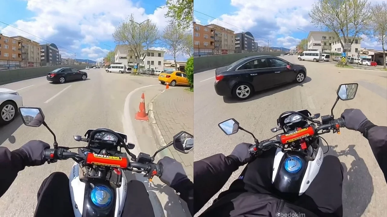 Bursa'da motosiklet ile otomobil çarpıştı: Kaza anı kamerada