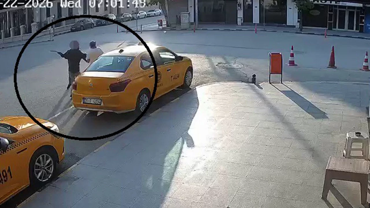 Korku dolu anlar! Suç makinesi önüne geleni satırla yaraladı