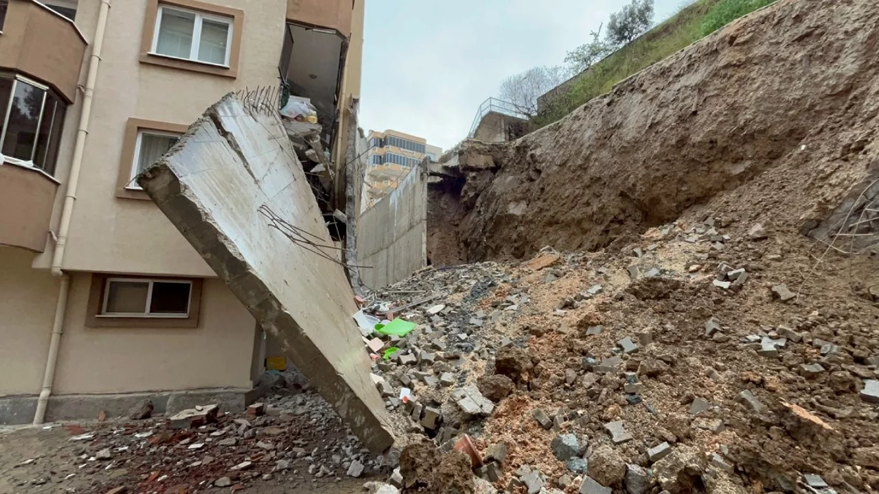 Bursa'da istinat duvarı çöktü: Deprem sanıp sokağa fırladılar