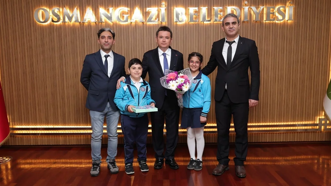 Başkan Aydın koltuğu çocuklara bıraktı