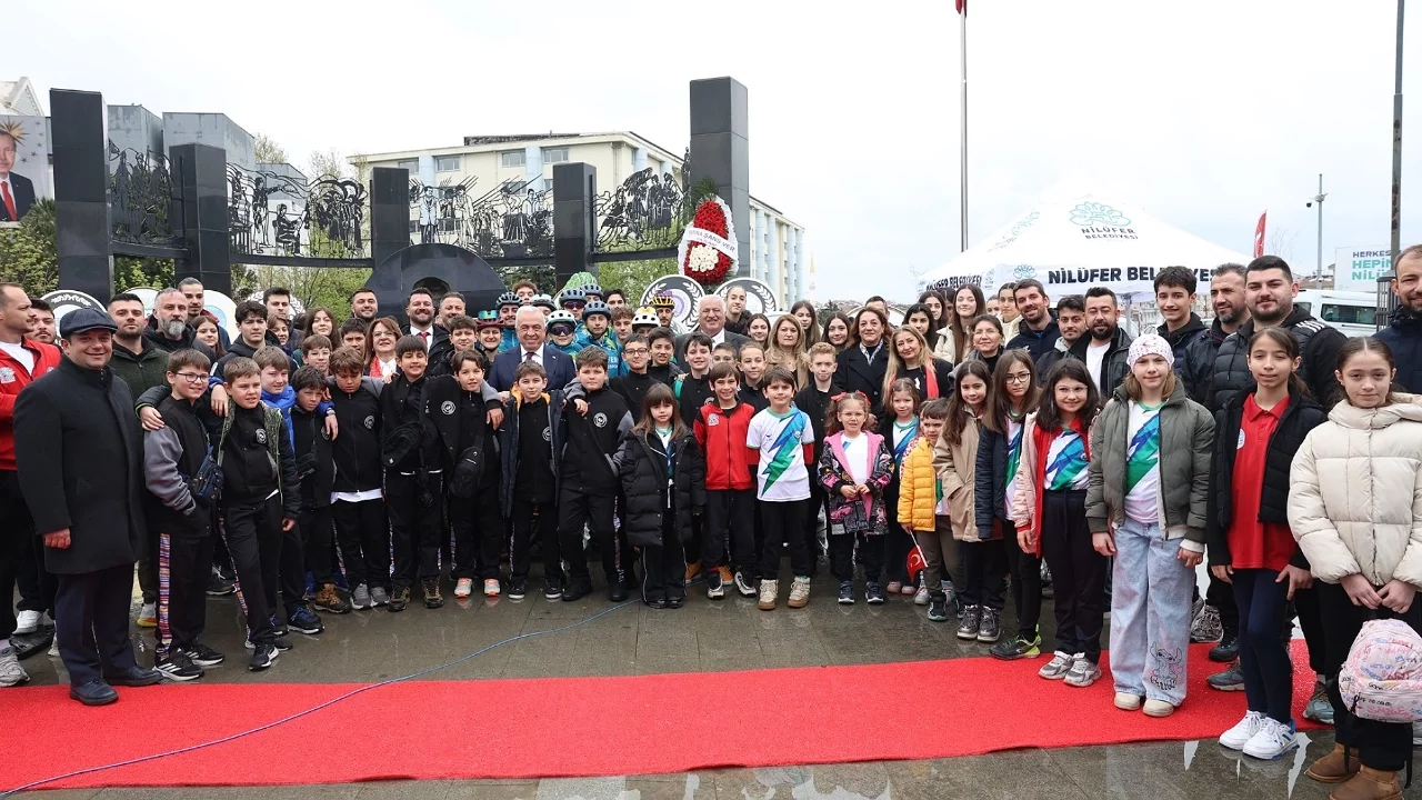 Nilüfer, 23 Nisan'ı Cumhuriyet Meydanı'nda kutladı