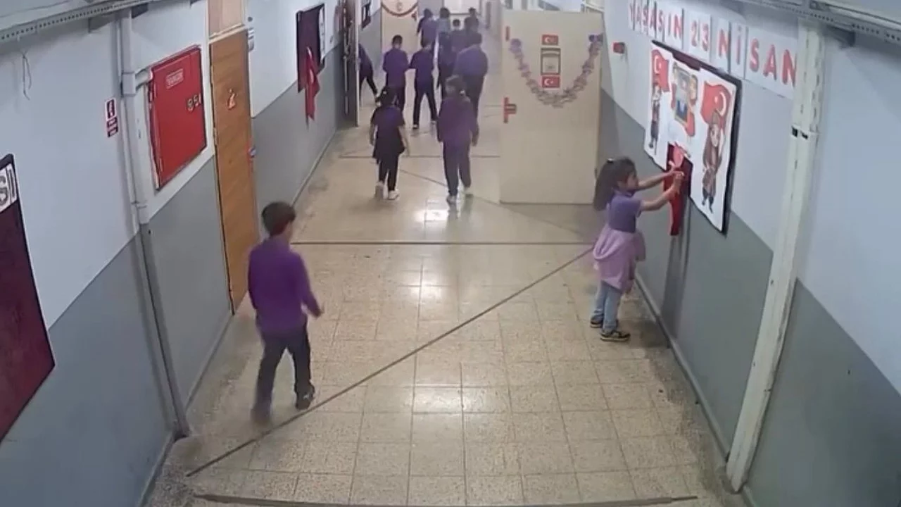 Bursa'da miniklerden örnek davranış: Bayrağı fark edip düzelttiler