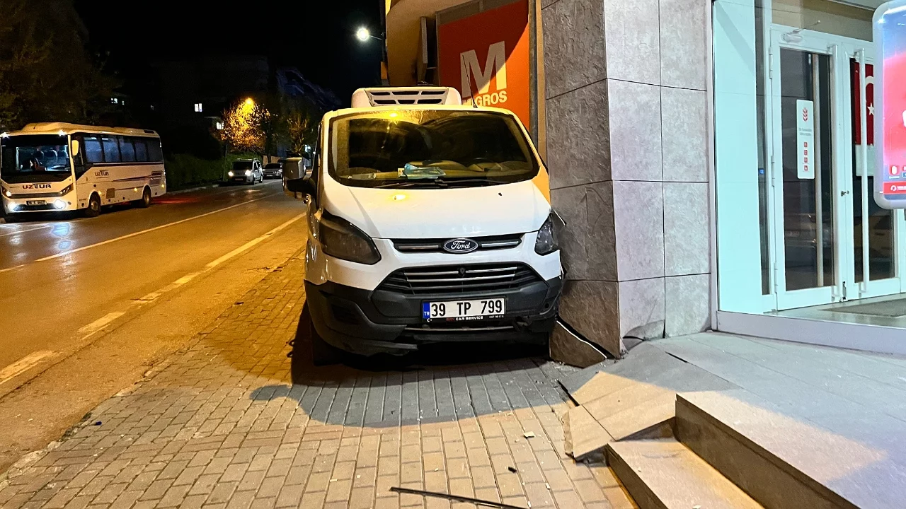 Bursa'da Park Halindeki Minibüs Kendi Kendine Hareket Etti