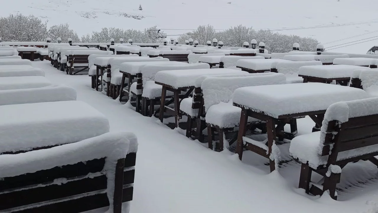 Nisan sürprizi: Uludağ yeniden beyaza büründü