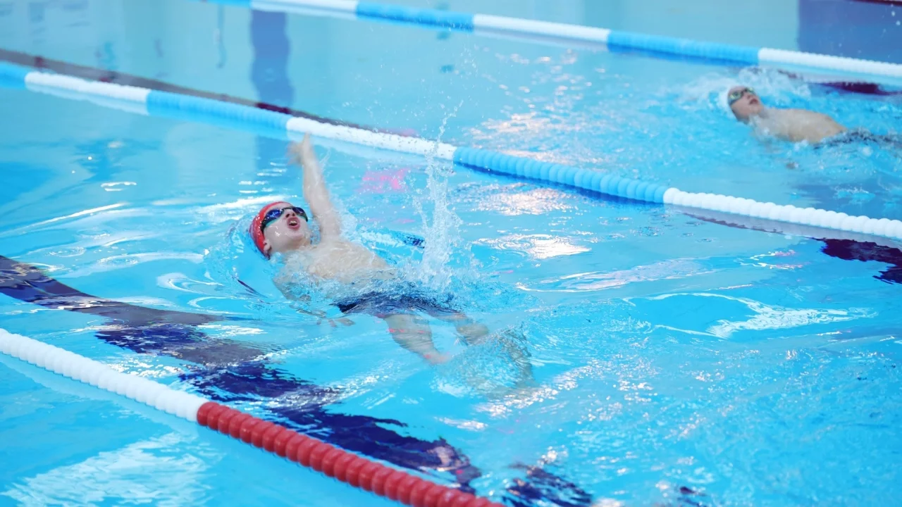Osmangazi Yüzme Şenliği'nde kazananlar kupalarını aldı