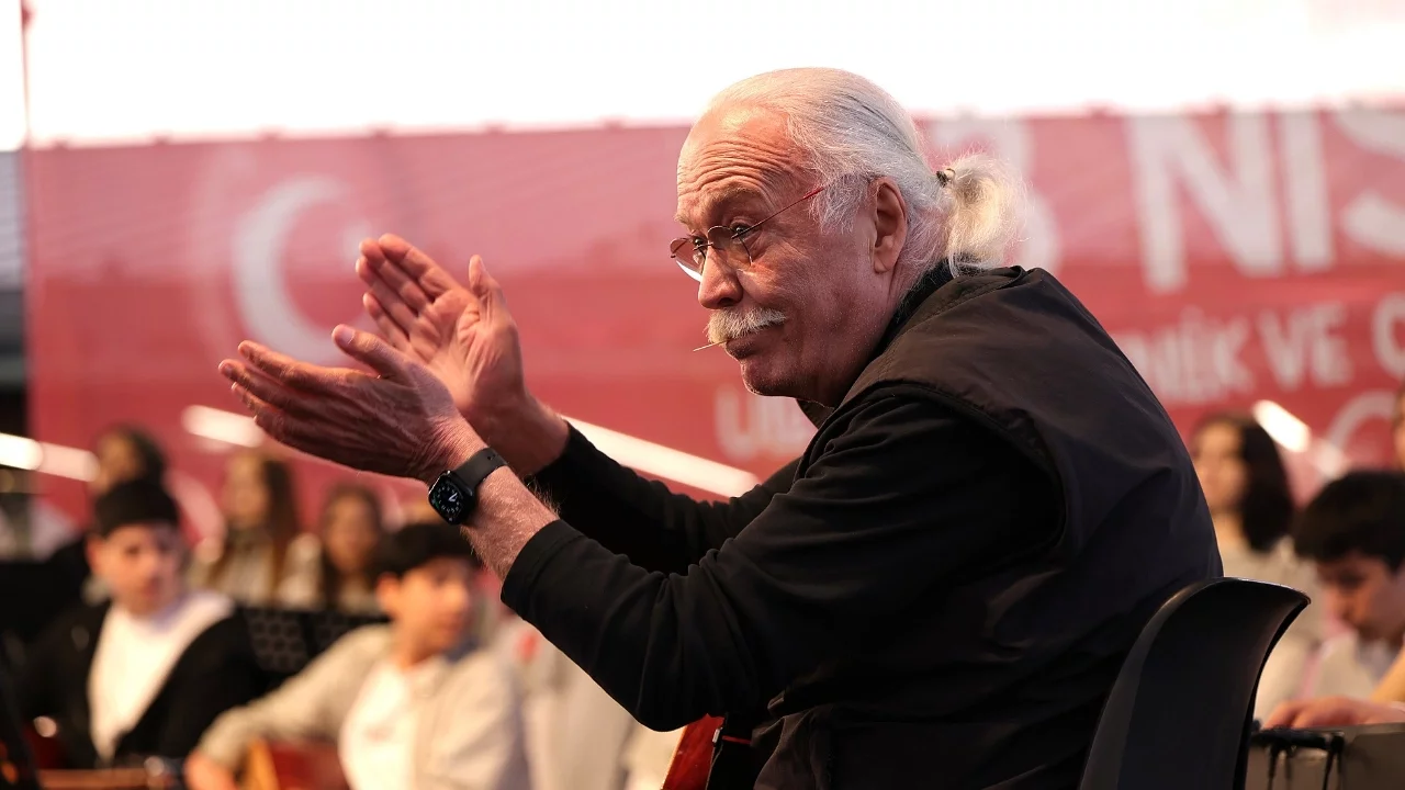 Usta sanatçı Cahit Berkay gençlerle aynı sahneyi paylaştı