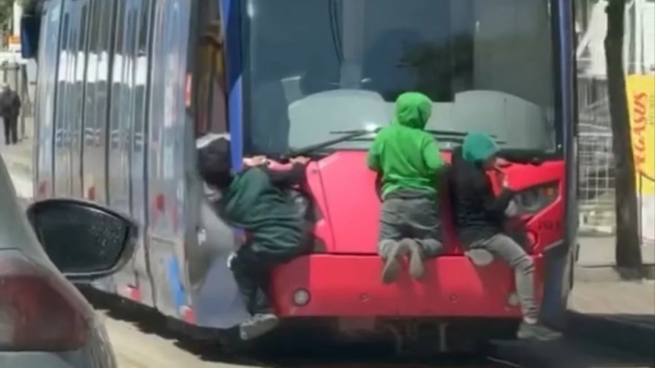 Bursa'da tramvayın arkasına tutunan çocuklar yürekleri ağza getirdi