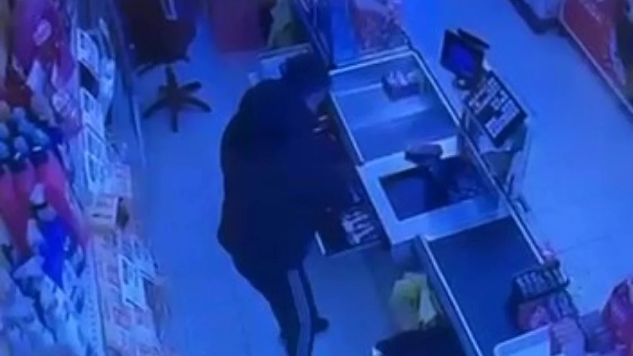 Bursa'da market hırsızlığı: Para ve sigara çalıp kaçtı