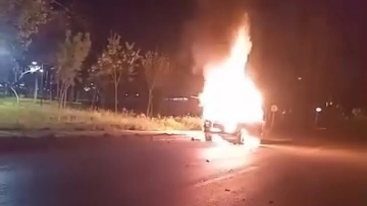 Bursa'da park halindeki otomobil alev alev yandı