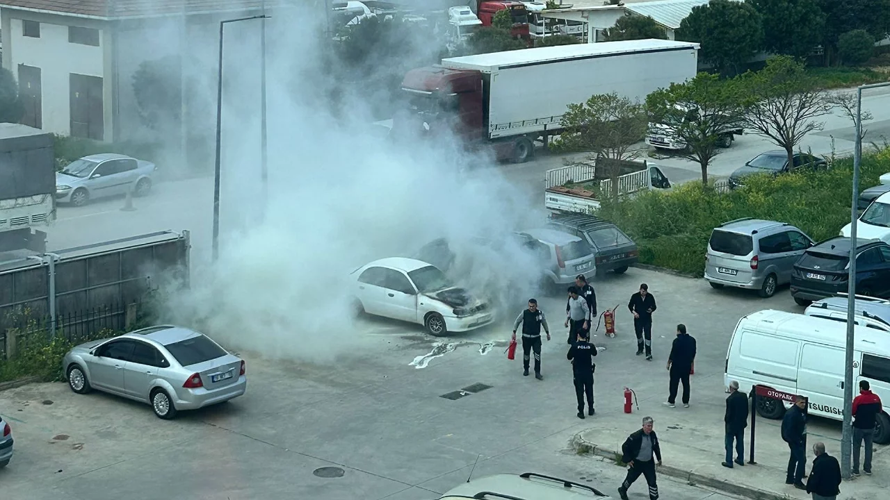 Bursa'da hastane otoparkında araç alev alev yandı