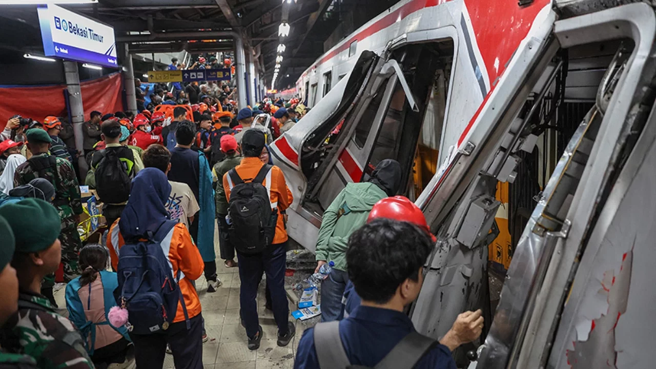 Endonezya'da Tren Faciası: 14 Ölü, 84 Yaralı