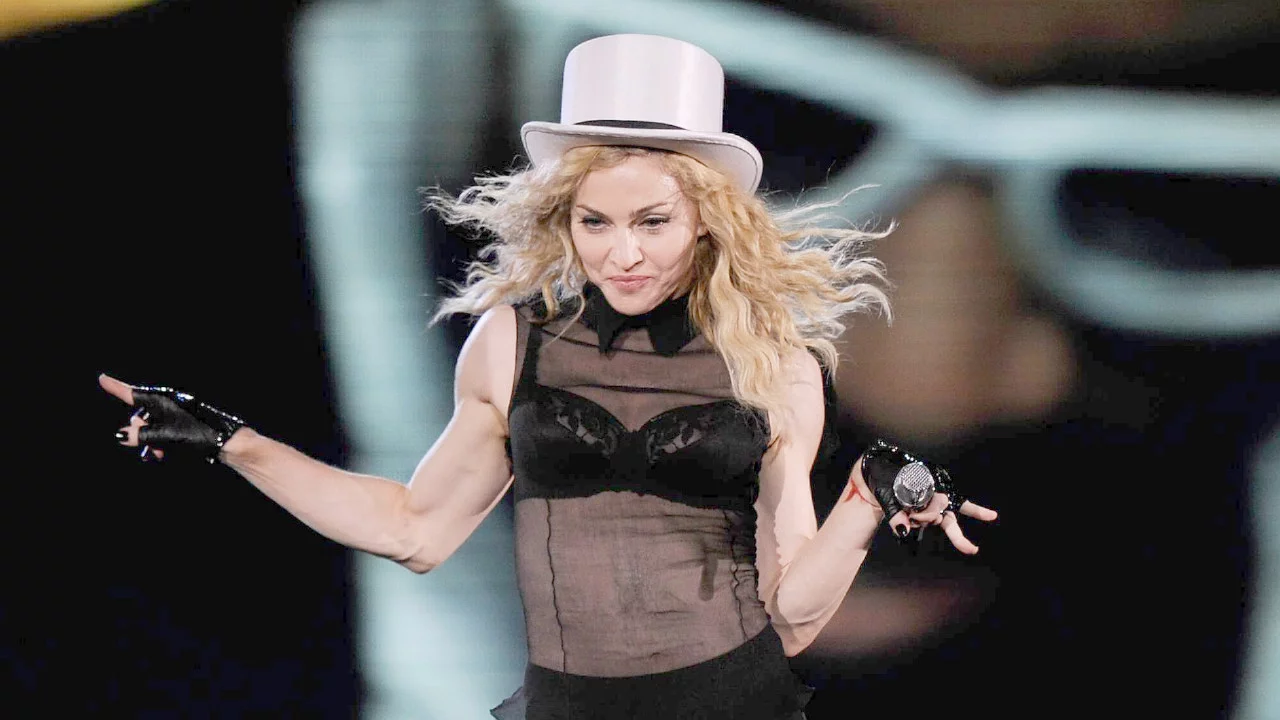 Madonna yeni albümü için görkemli parti düzenledi