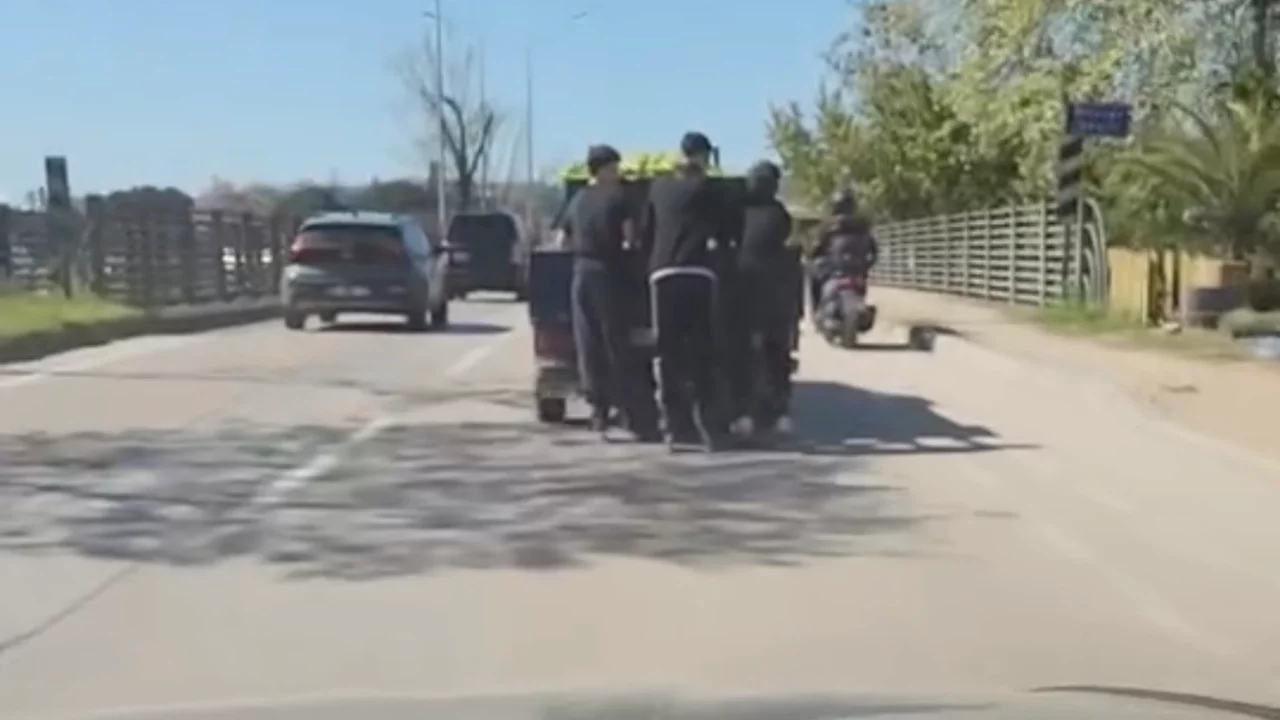 Bursa'da Patenli Tehlike: Kamyonete Tutunup Yol Aldılar