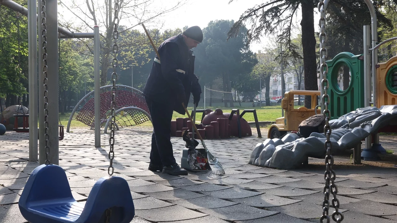 Osmangazi'de Yeşil Alanlarda Titiz Temizlik Çalışması