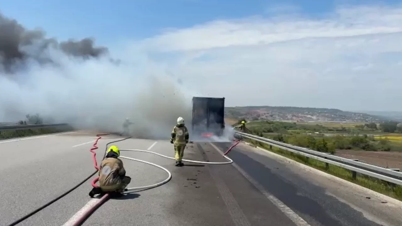 Bursa'da karton yüklü tır alev alev yandı