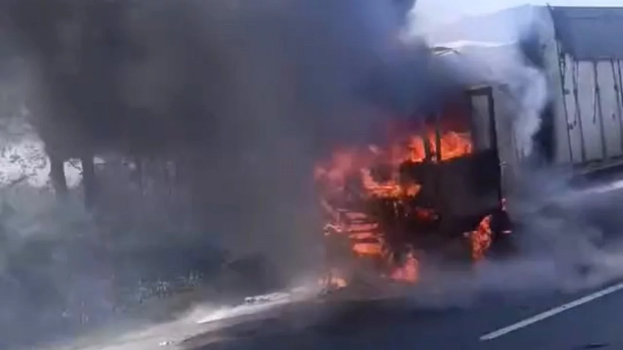 Bursa'da seyir halindeki tır alev alev yandı