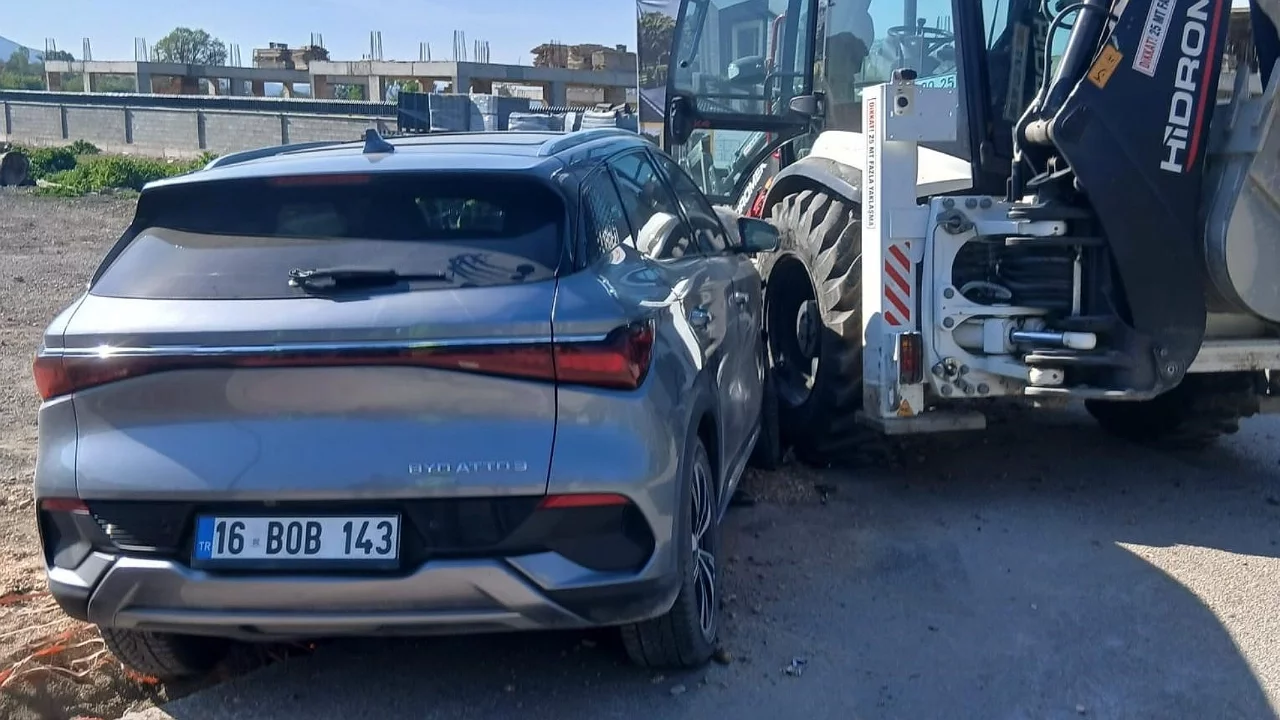 Bursa'da otomobil iş makinesine çarptı: 1 yaralı