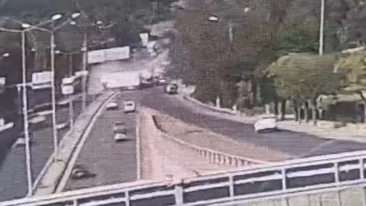 İzmir'de Dehşet Kaza Kamerada: Polis Şehit Oldu, 3 Kişi Hayatını Kaybetti