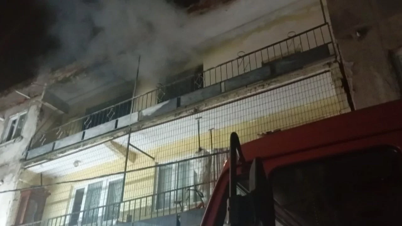 Bursa'da 3 katlı binada yangın: Daire kullanılamaz hale geldi