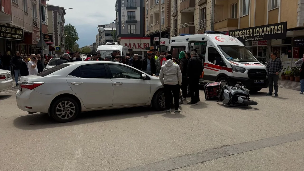 Bursa'da otomobilin çarptığı motosikletli kurye yaralandı