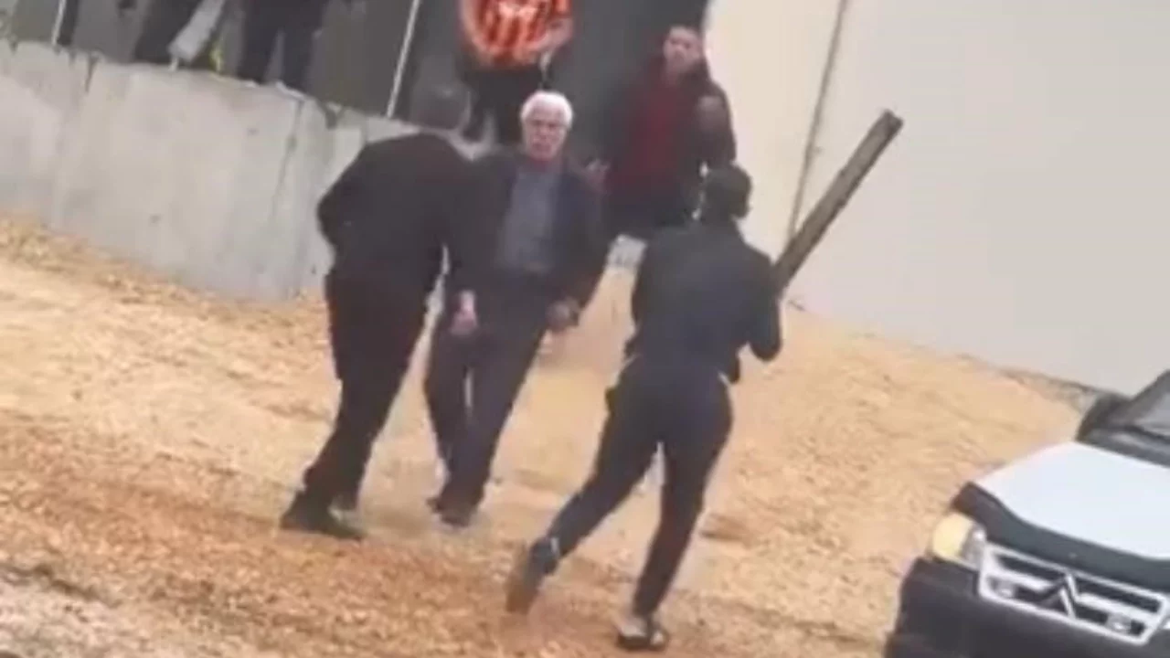 Bursa'da sopalı kavga: Çekiciyi esnafın üzerine sürdü