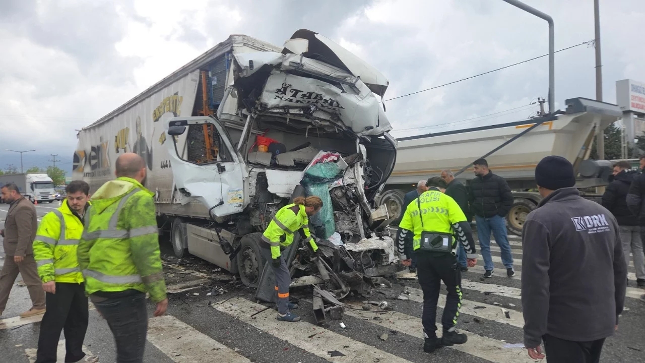 Bursa'da tır tankere çarptı: Sürücü hayatını kaybetti