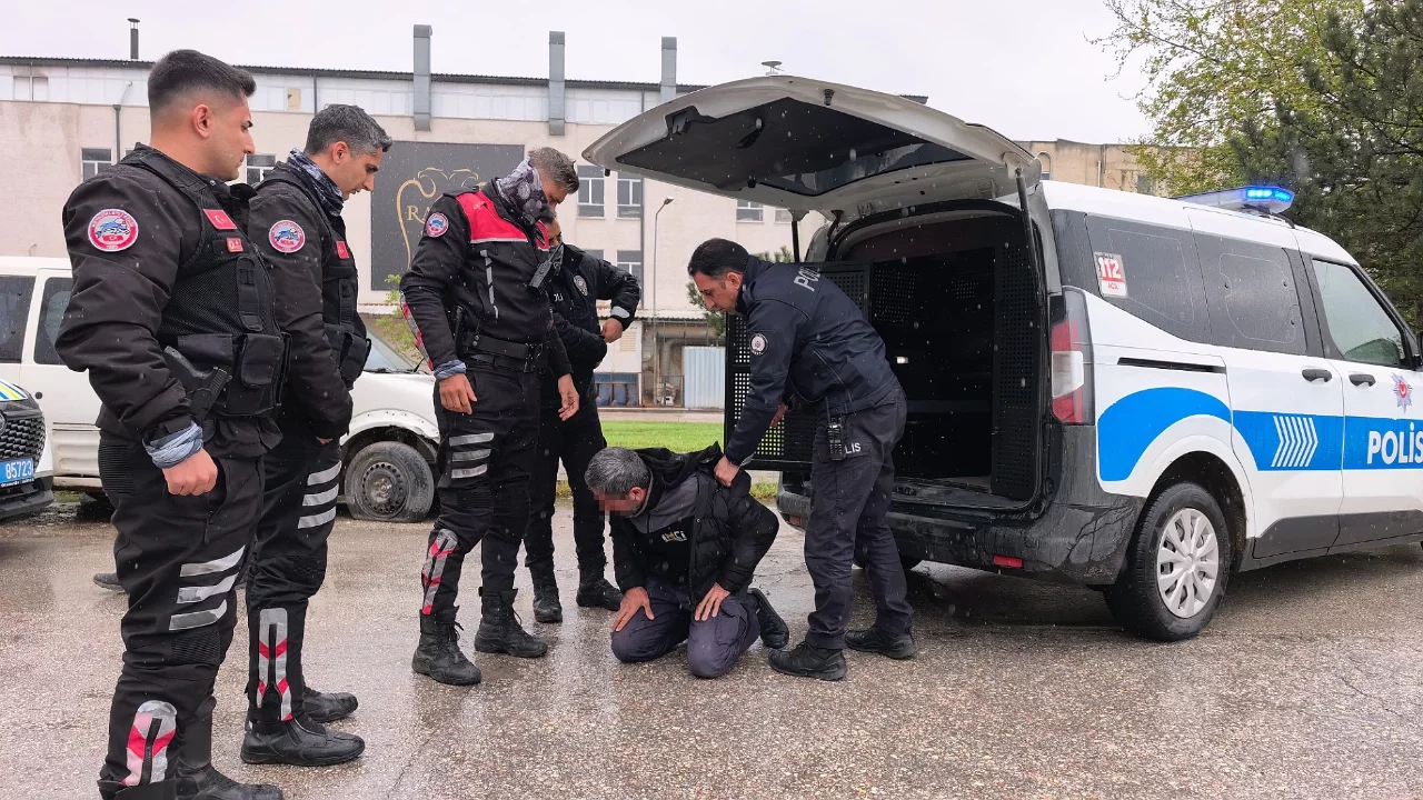 Bursa'da ehliyetsiz sürücü polise direndi, biber gazıyla yakalandı