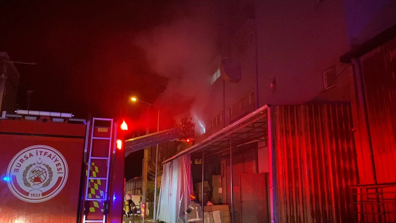 Bursa'da mobilya fabrikasında gece yangını