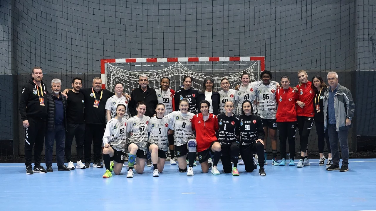 Bursa Büyükşehir Belediyespor şampiyonluğa koşuyor