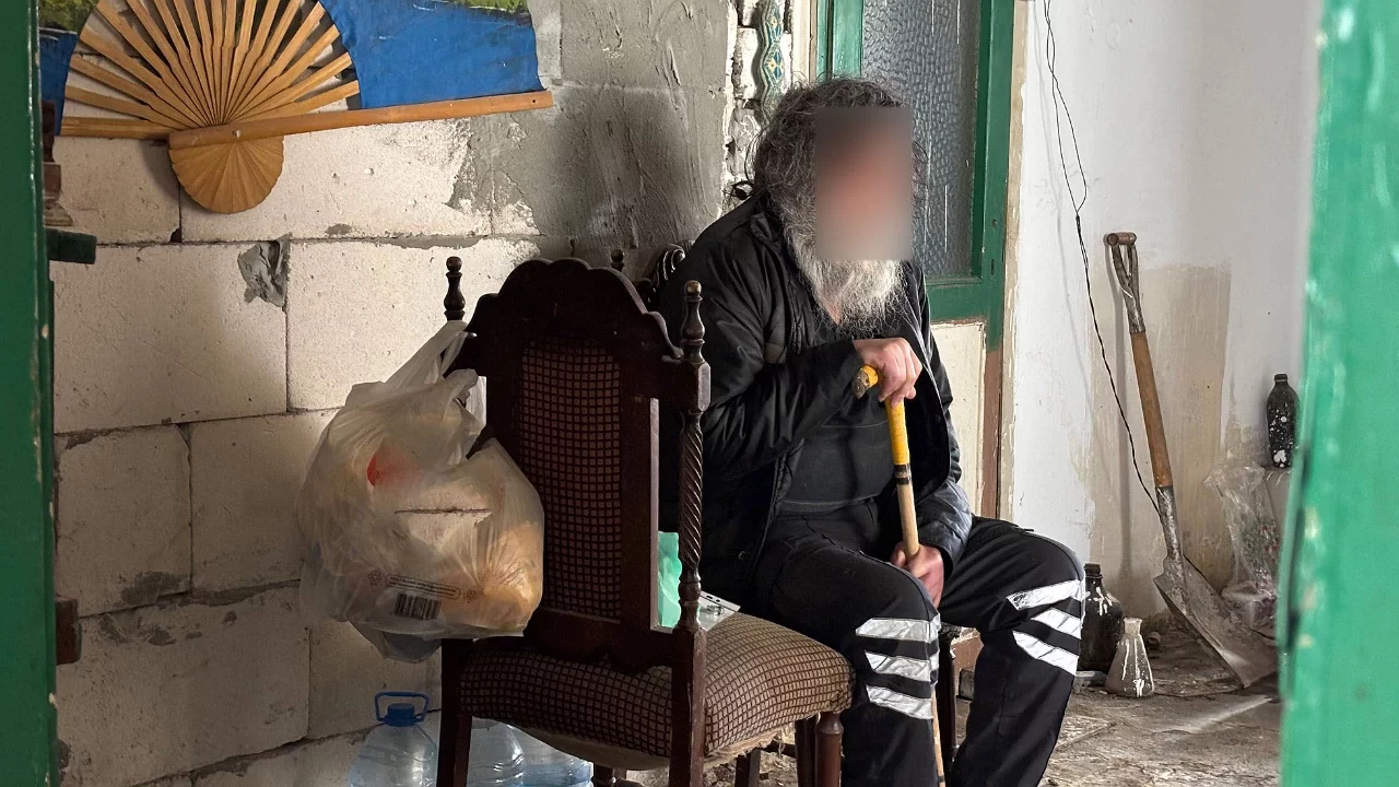 Evinde çöp yığınları arasında bulundu: 1 yıldır dışarı çıkmamış