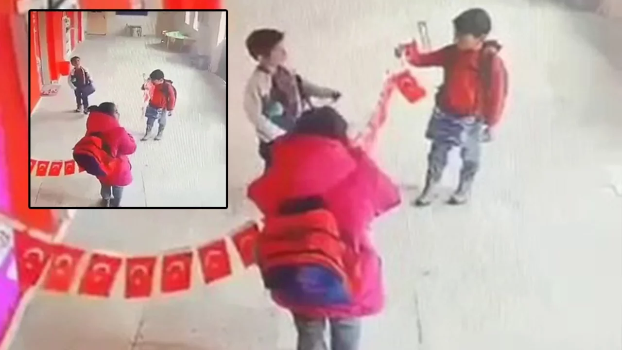 Yere düşen Türk bayraklarını asmak için dakikalarca uğraştılar