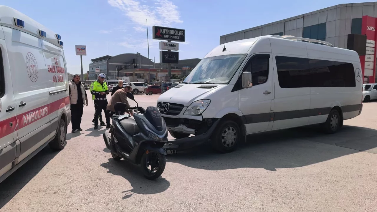 Bursa'da minibüsle çarpışan motosikletteki baba ve kızı yaralandı