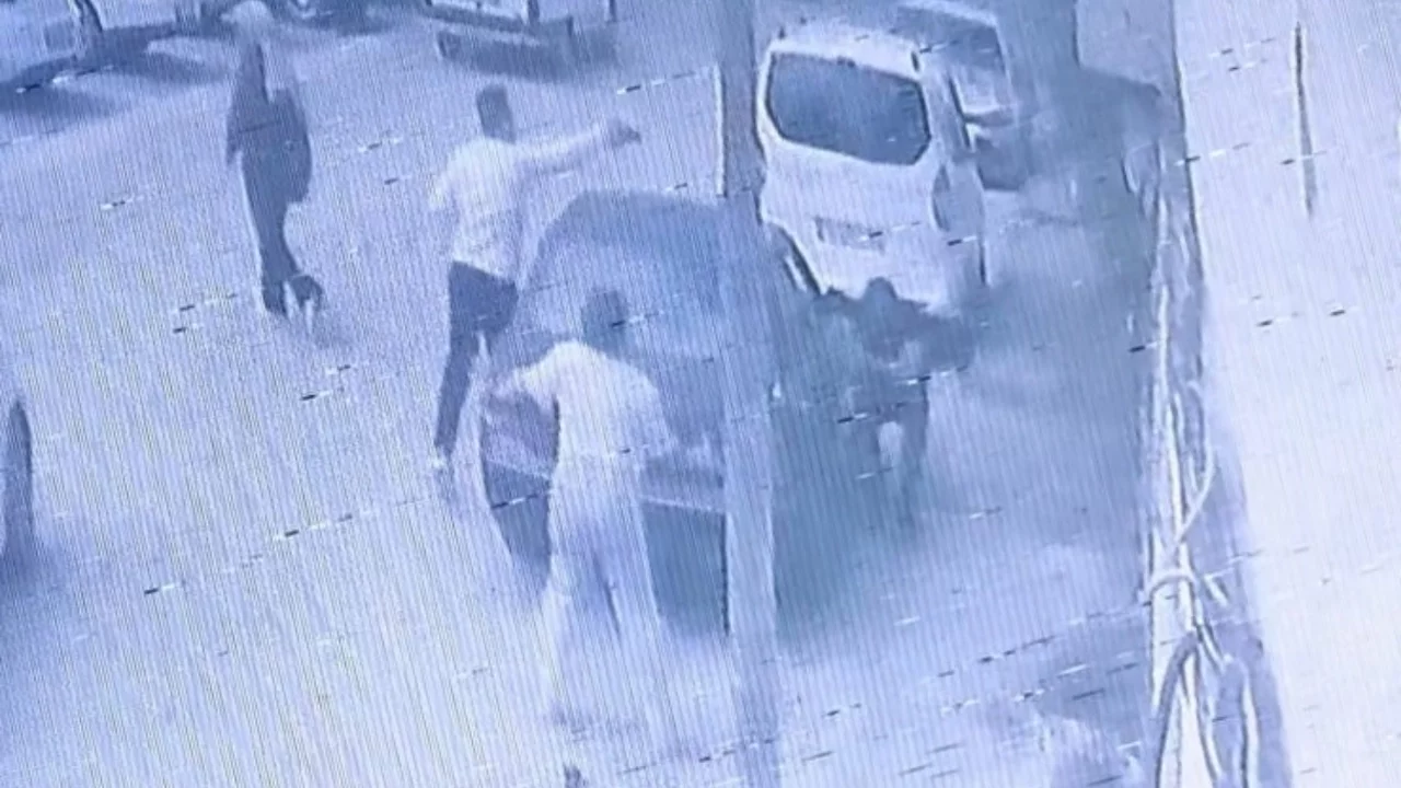 Bursa'da silahlı saldırı kamerada: Yaralıyı trafik polisi hastaneye yetiştirdi