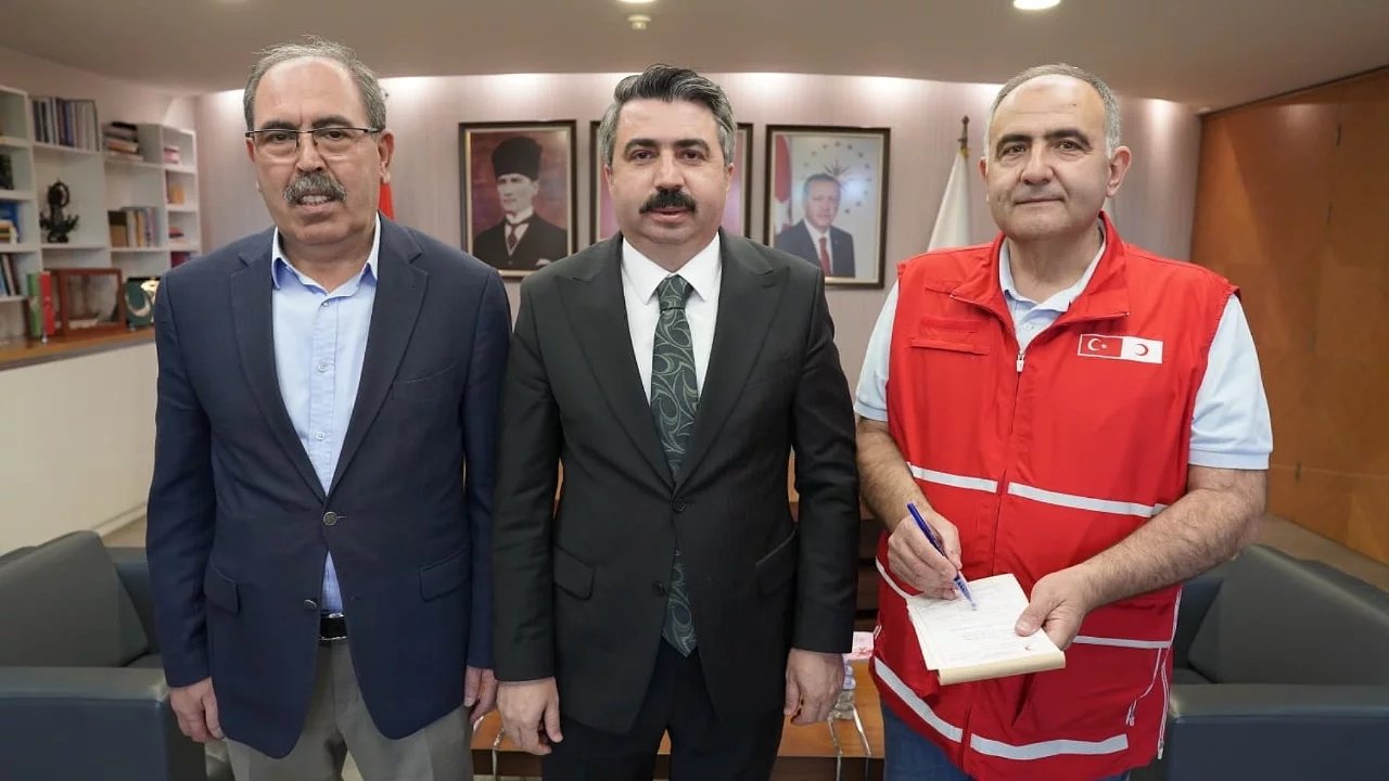 Yıldırım Belediye Başkanı Oktay Yılmaz'dan Kızılay'a kurban bağışı