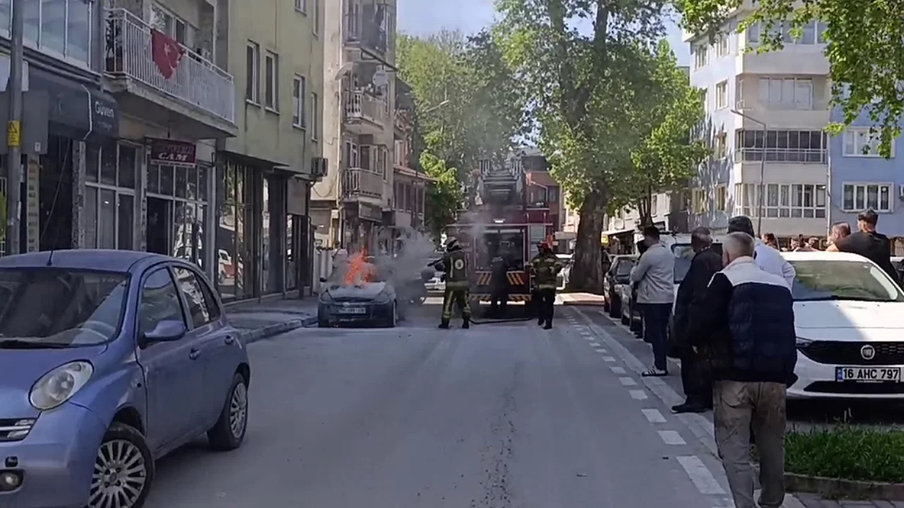 Bursa'da park halindeki otomobil alevlere teslim oldu
